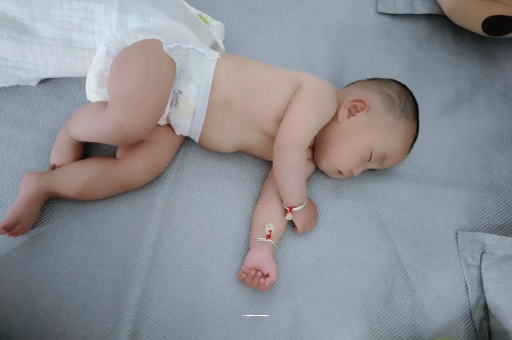 河间六个月宝宝眼睛散光