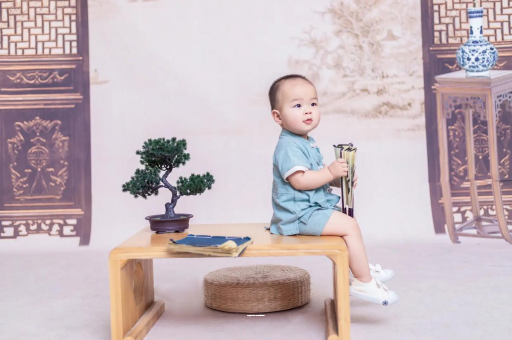 河间宝宝边吃奶边挣扎烦躁